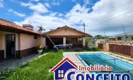 C822 - Residência de esquina com 4 dormitórios em Santa Terezinha