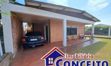 C832 - Ótima residência de esquina localizada no balneário Mariluz