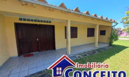 C838 - Residência de esquina a 250 metros do mar no balneário Ipiranga