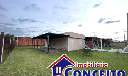 C14 - Residência localizada em região de moradores em Mariluz