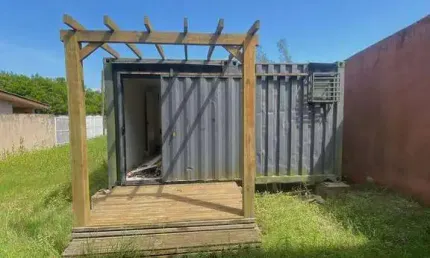 C65 - Residência em container composta de 02 dormitórios com anexo