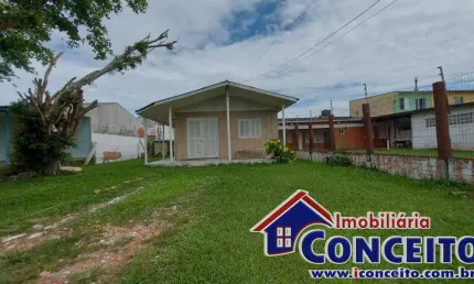 C411 - Residência de madeira com 3 dormitórios no balneário Mariluz