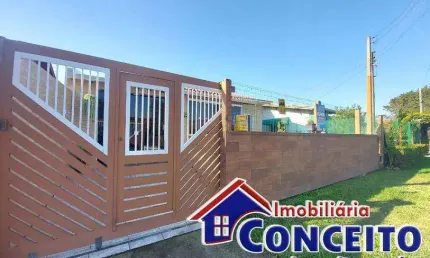 C87 - Lindo imóvel com piscina a 450 metros do mar localizado em Mariluz