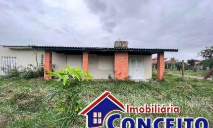 C34 - Residência de esquina localizada próxima ao mar em Santa Terezinha