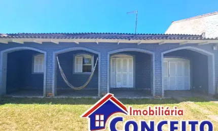 C296 - Linda residência composta de 03 dormitórios em ótima localização