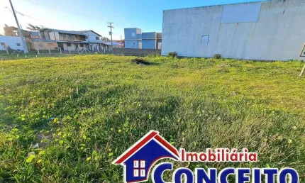 T180 - Lindo terreno a poucos metros do mar em bela localização