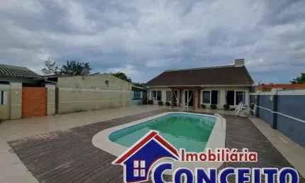 C227 - Belíssimo imóvel com piscina em ótima localização em Mariluz