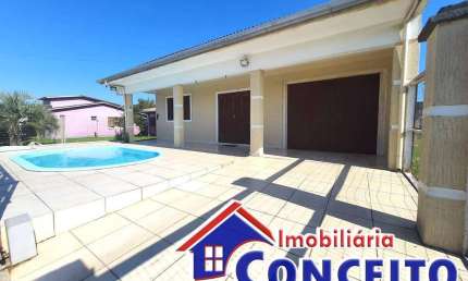C45 - Linda residência com piscina em ótima localização