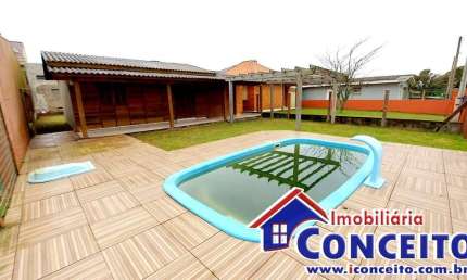 C153 - Excelente residência a 150 metros do mar localizada em Mariluz