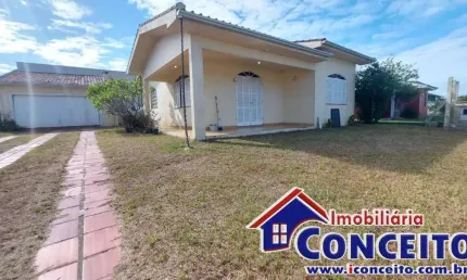 C181 - Ótima residência localizada a 200 metros do mar em Mariluz