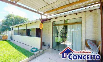 C421 - Excelente residência composta de 03 dormitórios em Albatroz