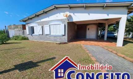 C431 - Excelente residência composta de 04 dormitórios a 150 metros do mar