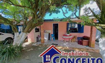 C61 - Residência composta de 03 dormitórios localizada a 350m do mar
