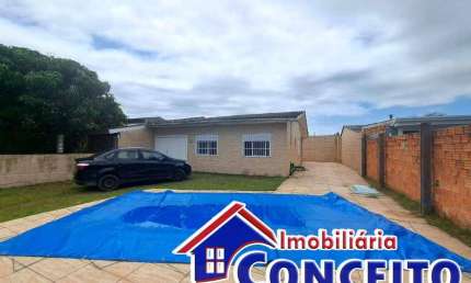 C166 - Linda residência com piscina composta de 03 dormitórios em Mariluz