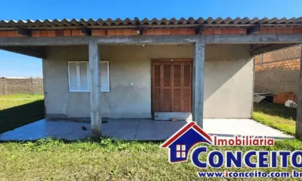 C205 - Residência de esquina em região tranquila no balneário Marisul