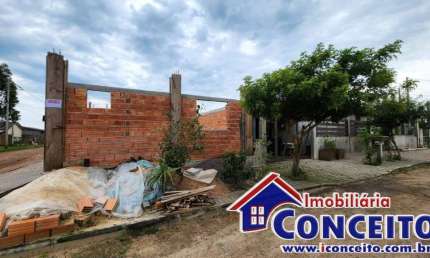 C252 - Residência de esquina localizada no balneário Albatroz
