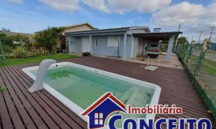 C156 - Excelente imóvel com piscina a 250 metros do mar em Mariluz