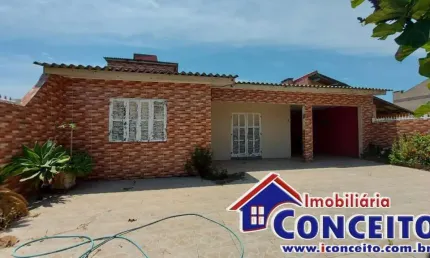 C267 - Excelente residência a 50 metros do mar localizada em Mariluz