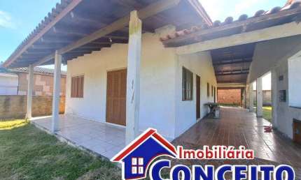 C255 - Residência composta de 05 dormitórios a 400 metros do mar