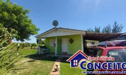 C439 - Residência com dois anexos localizada no balneário Santa Terezinha