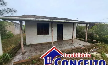 C77 - Residência localizada em região de moradores em Mariluz