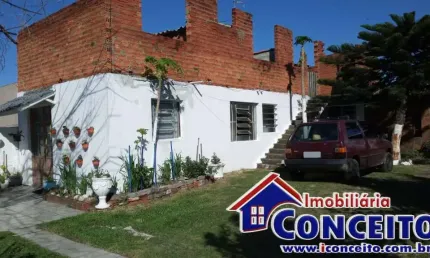 C27 - residência localizada em região de moradores no balneário presidente