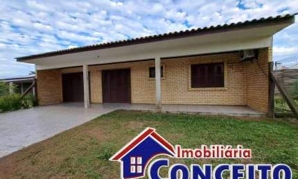 C197 - Ótima residência composta de 03 dormitórios a 100 metros do mar