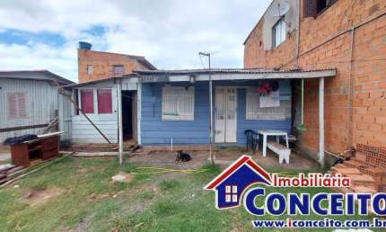 C37 - Residência de madeira com 2 dormitórios em região de moradores