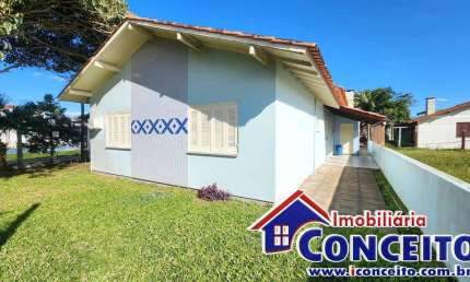 C381 - Linda residência de esquina localizada a 250 metros do mar