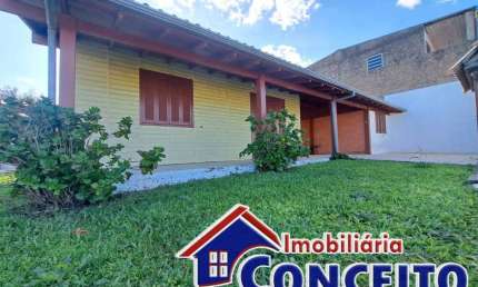 C633 - Residência de madeira em excelente localização no balneário Albatroz