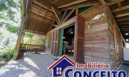 C1036 - Ótima residência com 04 dormitórios localizada no Centro de Imbé