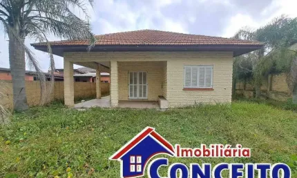 C1061 - Residência composta de 04 dormitórios a 300 metros do mar