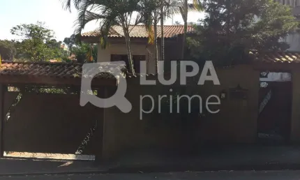 Sobrado com 3 dormitórios sendo 1 suíte á venda na Vila Irmãos Arnoni