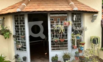 SOBRADO com 3 dormitórios sendo 1 suíte á venda na Vila Irmãos Arnoni