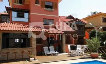 Casa á venda condomínio fechado- horto florestal- 3 dormitórios,  3 suítes ,2 salas,  6 banheiros