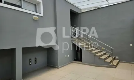 Sobrado com 4 dormitórios sendo 2 suíte á venda na Água Fria
