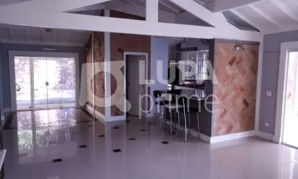 Sobrado em condomínio fechado à venda em Mairiporã!