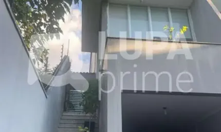 Sobrado com 4 dormitórios sendo 3 suítes à venda na Vila Pedra Branca