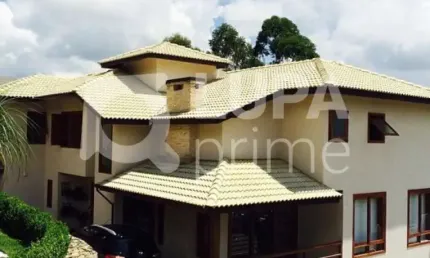 Casa espaçosa de alto padrão com 3 dormitórios e 5 banheiros na Serra da Cantareira