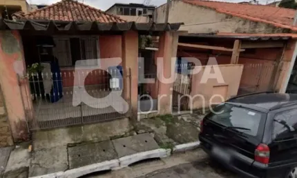 Terreno com 6 casas para renda à venda na Vila Ede!
