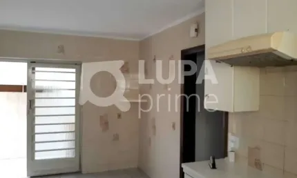 CASA TÉRREA COM 3 DORMITÓRIOS, CHURRASQUEIRA E 3 VAGAS DE GARAGEM Á VENDA NA VILA GUSTAVO