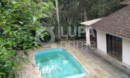 Casa térrea com 3 dormitórios sendo 3 suítes á venda em Mairiporã