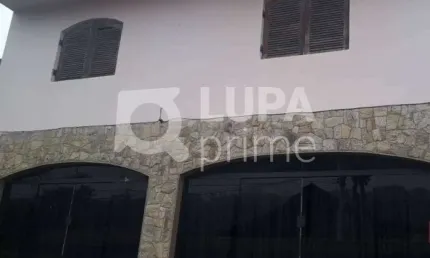 Sobrado com 6 dormitórios sendo 1 suíte á venda no Horto Florestal