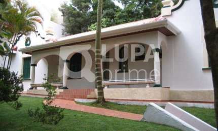 Casa térrea com 4 dormitórios sendo 1 suíte à venda no Horto Florestal!
