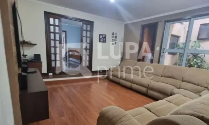 Casa a venda com 3 dormitórios e salão comercial no jardim tremembé