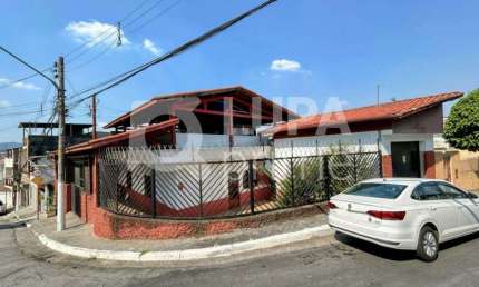 Casa Térrea com 3 dormitórios de 220m² à venda no Parque Casa De Pedra