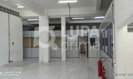 Salão comercial com 200 metros para locação na Vila Gustavo.