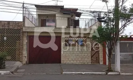 Sobrado com 3 suítes e 2 vagas á venda na Vila Marieta !