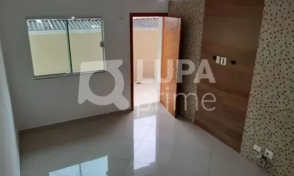 Casa em Condomínio Fechado com 2 dormitórios e 3 banheiros na Vila Isolina Mazzei