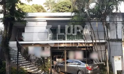 Casa térrea com 3 dormitórios sendo 1 suíte á venda no Barro Branco